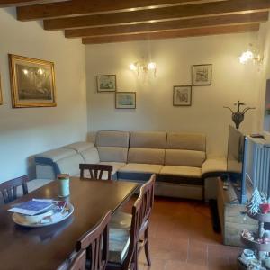 een woonkamer met een bank en een tafel bij Beb san giorgio in Volpino