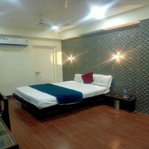 um quarto com uma cama grande e um cobertor azul em Hotel Geetanjali St Bus Stand Panvel em Panvel