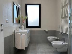 NG Collection 4.4 في أولبيا: حمام مع مرحاض ومغسلة ونافذة