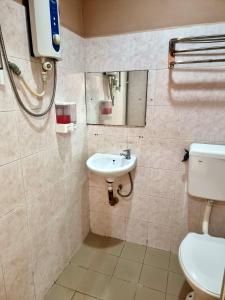 een badkamer met een toilet en een wastafel bij Destiny Riverside Hotel in Kota Bharu