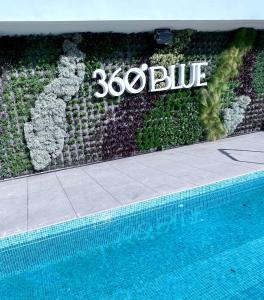 馬貝拉的住宿－Óbal Urban Hotel，游泳池旁墙上的标志