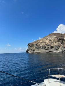 un bateau dans l'eau à côté d'une île dans l'établissement Villa G, à Mesariá