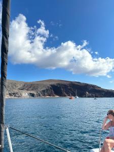 une femme sur un bateau dans l'eau dans l'établissement Villa G, à Mesariá