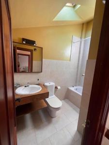 Un baño con inodoro, lavabo y bañera. en Vistas Sobrellano, en Comillas 15 fotos más