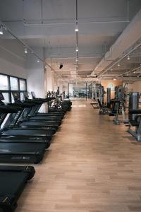 une rangée de tapis de course dans une salle de sport avec dans l'établissement Bridal Tea House Hotel-Free Welcome Drink, à Canton