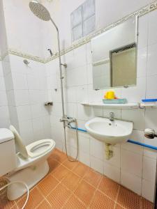 a bathroom with a shower and a toilet and a sink at Thanh Huyền Hotel Vũng Tàu in Vung Tau