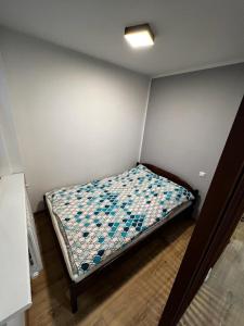 1 dormitorio pequeño con 1 cama en una habitación en Dziupla en Orneta