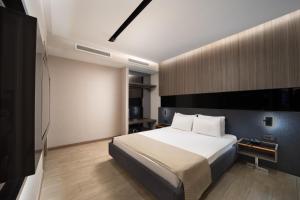 - une chambre avec un grand lit et une télévision dans l'établissement Nish Palace Beşiktaş, à Istanbul