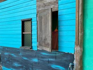 una casa azul con una ventana lateral en Freedom home, en Ko Chang