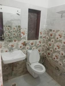 a bathroom with a toilet and a sink at Kailash Haveli in Bikaner