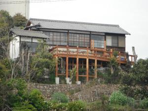 城跡石垣上の絶景古民家宿 鞆城茶屋庵外面的花园