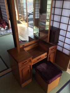 a dressing table with a mirror on top of it at 城跡石垣上の絶景古民家宿 鞆城茶屋庵 in Tomo