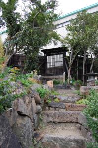 城跡石垣上の絶景古民家宿 鞆城茶屋庵外面的花园