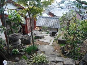 城跡石垣上の絶景古民家宿 鞆城茶屋庵外面的花园