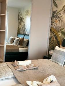 um quarto com 2 camas e um espelho grande em RiverGuard Apartment With FREE PARKING em Budapeste