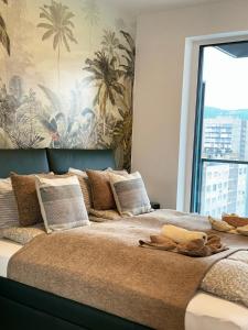 En eller flere senge i et værelse på RiverGuard Apartment With FREE PARKING