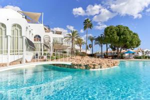 una piscina frente a un edificio en Capistrano1, en Nerja