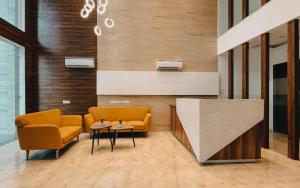 Ruang duduk di Flock Hotel I Golf Course Road Near Dlf Phase 1 Metro station I Gurugram