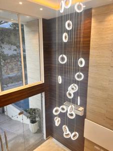 Bilik mandi di Flock Hotel I Golf Course Road Near Dlf Phase 1 Metro station I Gurugram