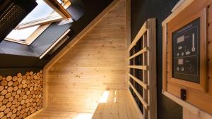 eine Treppe in einem Haus mit Holzböden und einem Fenster in der Unterkunft Wellness-Ferienwohnung Strandurlaub Baabe in Baabe