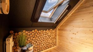 una sauna con pareti in legno e una finestra di Wellness-Ferienwohnung Strandurlaub Baabe a Baabe