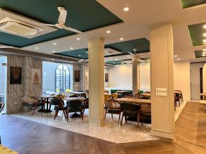 Ruang duduk di Flock Hotel I Golf Course Road Near Dlf Phase 1 Metro station I Gurugram