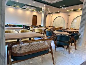 Ruang duduk di Flock Hotel I Golf Course Road Near Dlf Phase 1 Metro station I Gurugram