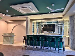 Gambar di galeri bagi Flock Hotel I Golf Course Road Near Dlf Phase 1 Metro station I Gurugram di Gurgaon