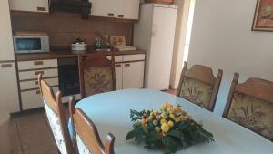 eine Küche mit einem Tisch mit einem Blumenstrauß darauf in der Unterkunft Cvrkut Ptica 1 in Mladenovac