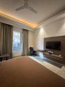 Televisyen dan/atau pusat hiburan di Flock Hotel I Golf Course Road Near Dlf Phase 1 Metro station I Gurugram