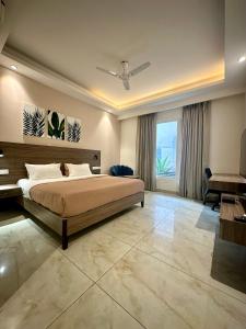 Postel nebo postele na pokoji v ubytování Flock Hotel I Golf Course Road Near Dlf Phase 1 Metro station I Gurugram