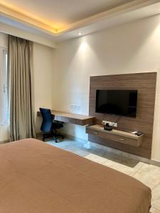 Televisyen dan/atau pusat hiburan di Flock Hotel I Golf Course Road Near Dlf Phase 1 Metro station I Gurugram
