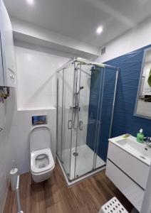 La salle de bains est pourvue d'une douche, de toilettes et d'un lavabo. dans l'établissement Krynica Zdrój Apartament 4 pokoje, à Krynica-Zdrój