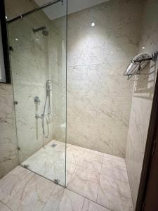 Bilik mandi di Flock Hotel I Golf Course Road Near Dlf Phase 1 Metro station I Gurugram