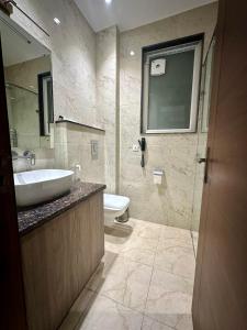 Bilik mandi di Flock Hotel I Golf Course Road Near Dlf Phase 1 Metro station I Gurugram