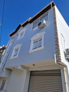 ReghaïaにあるAppartement côté merの白い家(窓2つ、ガレージ付)