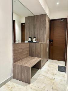 Dapur atau dapur kecil di Flock Hotel I Golf Course Road Near Dlf Phase 1 Metro station I Gurugram