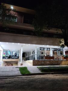 un edificio de noche con las luces encendidas en Alojamiento Vio Plaza Villa Elisa en Villa Elisa