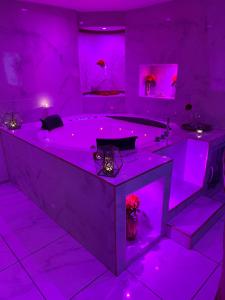 Fotografia z galérie ubytovania Suite romantique avec jaccuzy à la gare de Montpellier v destinácii Montpellier