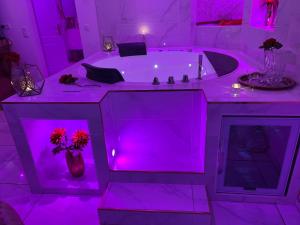 Fotografia z galérie ubytovania Suite romantique avec jaccuzy à la gare de Montpellier v destinácii Montpellier