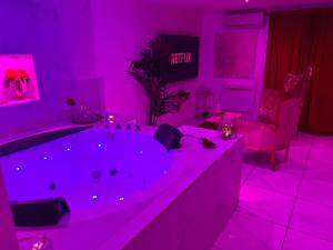 Fotografia z galérie ubytovania Suite romantique avec jaccuzy à la gare de Montpellier v destinácii Montpellier