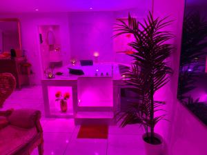 Fotografia z galérie ubytovania Suite romantique avec jaccuzy à la gare de Montpellier v destinácii Montpellier