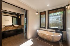 Ein Badezimmer in der Unterkunft Hon Tam Resort