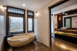 Ein Badezimmer in der Unterkunft Hon Tam Resort