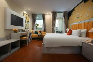 Postel nebo postele na pokoji v ubytování Serenata San de Hanoi Hotel + 37 fotografií