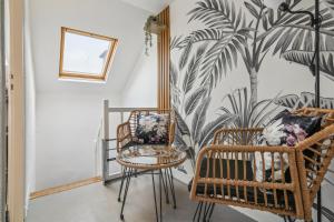 een kamer met 2 stoelen en een muurschildering bij Chic and comfortable studio in Amiens