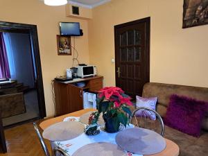 - un salon avec deux tables et un canapé dans l'établissement Apartamenty Kluśka, à Zakopane