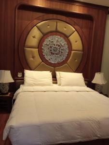 1 dormitorio con 1 cama grande y cabecero de madera en Lunar Mansion Hotel, en Chiang Mai