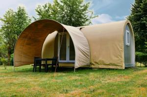 namiot w trawie ze stołem w obiekcie Camping Onlycamp La Potinière w mieście Écueillé