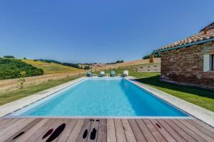 Bazén v ubytování Escapade à la Métairie de Rouzies - Piscine et Nature nebo v jeho okolí